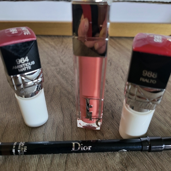Dior makeup bag and makeup - Picture 5 of 8